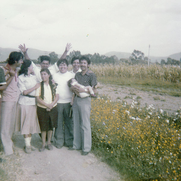 Archivo:Familia Moreno Ruíz y algunos hermanos de la 1a. ig. de Puebla, Pué..jpg