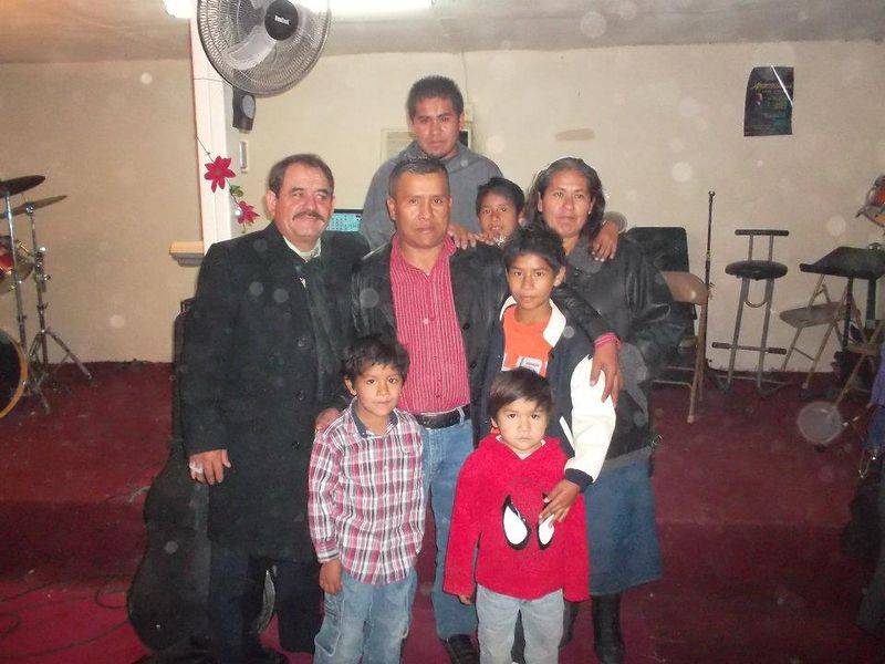 Archivo:Familia Coronado Fernandez y el Pastor Felipe Contreras en las Instalaciones de lo que en aquel entonces era la Mision Independecia.jpg