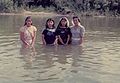 Jovenes en el rio para se bautizados, el bautizmo lo realizo el Hno. Osvaldo Soto en 1988..jpg