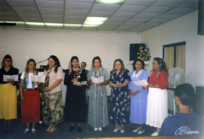 Archivo:1998 Campamento Señoras. Visitando una de las Iglesias de Guadalajara.jpg