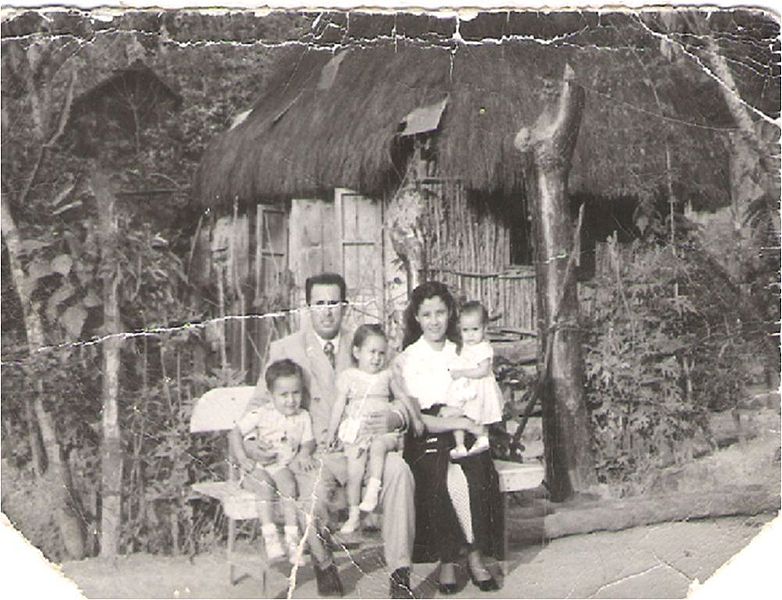 Archivo:Hno. Benito Peña Cortes y su familia (1952, Guadalajara).jpg