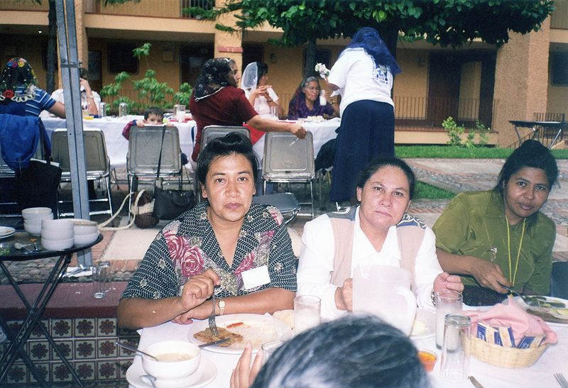 Archivo:1998 Campamento Señoras. Desayunando.jpg