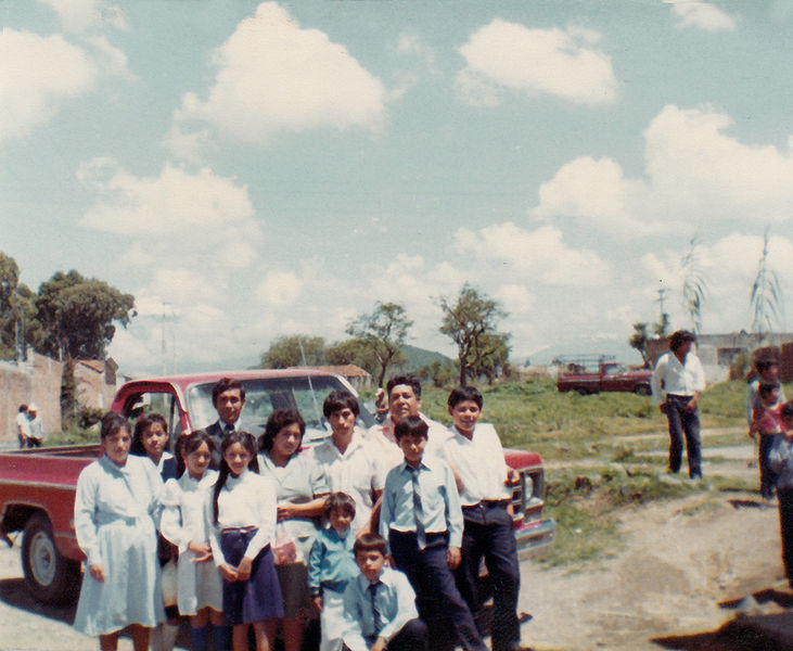 Archivo:Rev. Salomón Alcocer C. con hermanos de col. E. Zapata, Cholula, Puebla .jpg