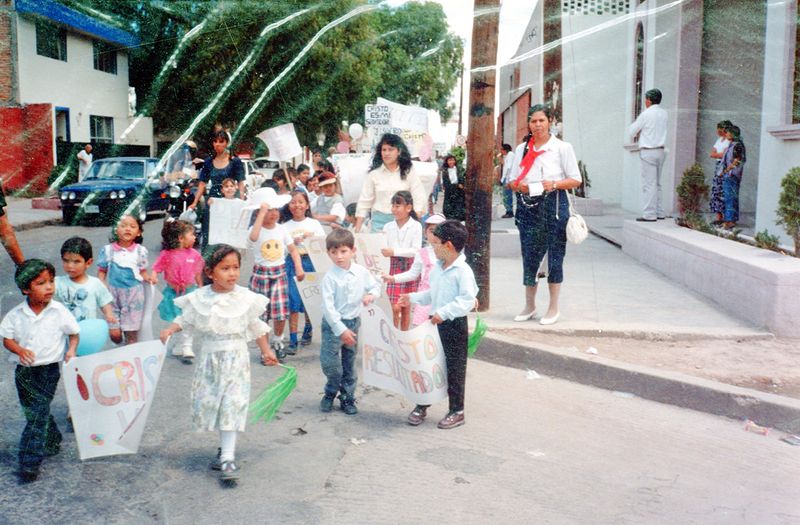 Archivo:1997 Párvulitos y maestras.jpg