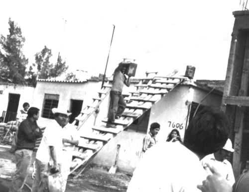 Rev. Daniel Castellanos F., Nachito de los Santos García y otros hermanos colando primera planta templo de Puebla, Puebla.jpeg