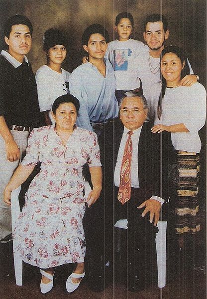 Archivo:Famila del Hno Pedro Reyes quien fue pastor de 1976 a 1991.jpg