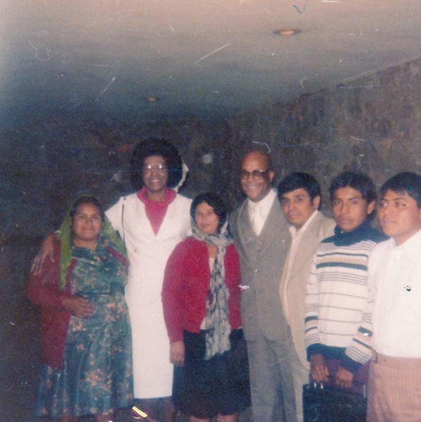 Archivo:Ministro Ignacio Domínguez Linares y su esposa Magdalena Huerta Guzmán con un matrimonio visitante y tres hermanos de la 1a. ig. de Puebla.jpg