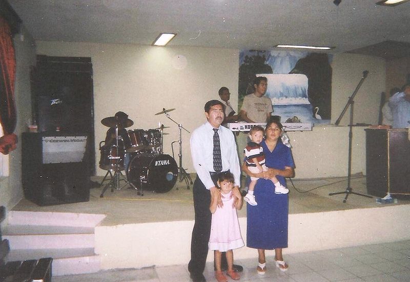 Archivo:El pastor Gerardo y su familia.jpg