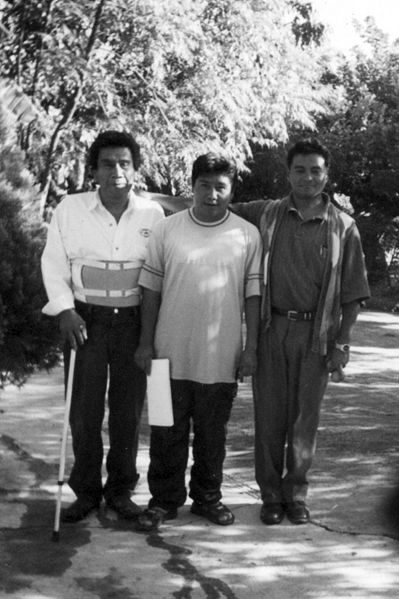 Archivo:Rev. Israel Morales de los Santos y unos hermanos de Acatlán de Osorio, Puebla.jpg