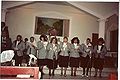Un grupo de apoyo cantando un himno especial en la iglesia 1992.jpg