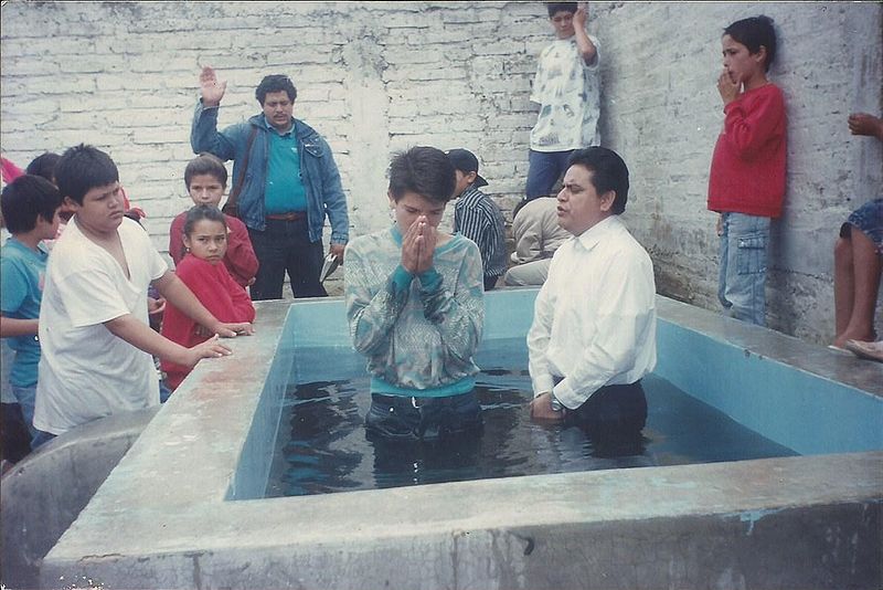 Archivo:Pastor evelio rodriguez bautizando en la iglesia de san martin de hidalgo.jpg