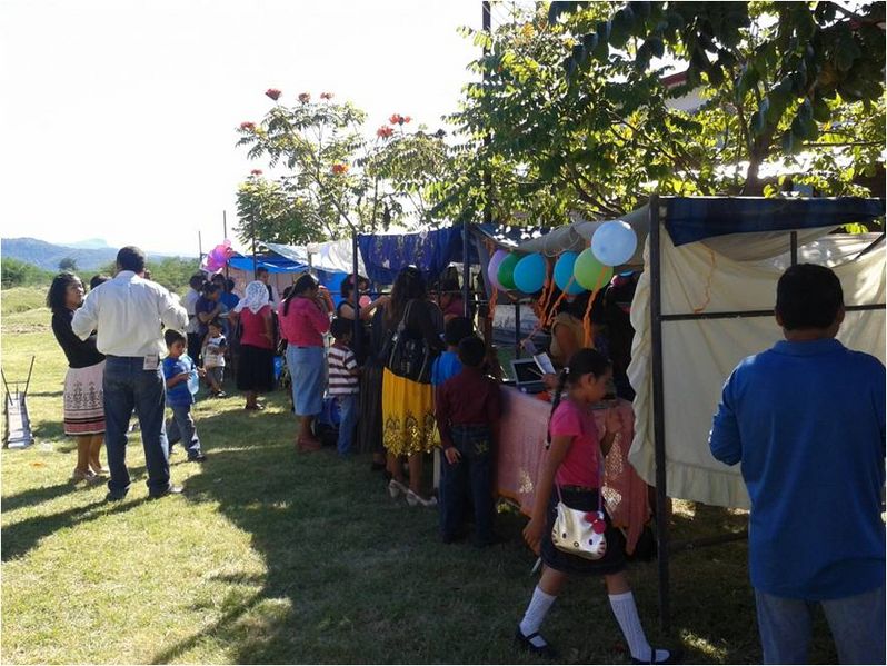 Archivo:Feria de ministerios en Izúcar de Matamoros, Puebla- año 2014-1 .jpeg