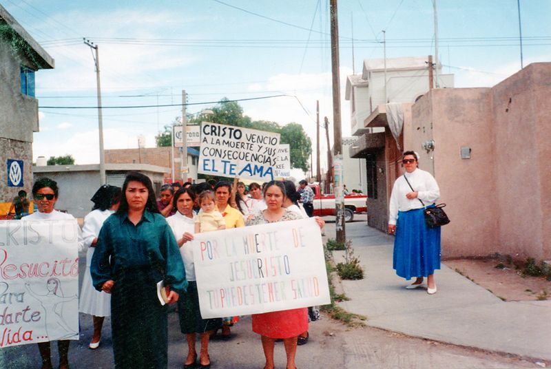 Archivo:1997 Señoras en la Marcha.jpg