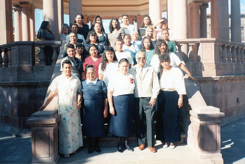 Archivo:1998 Despedida Hnos Torres (al centro). La foto del recuerdo.jpg