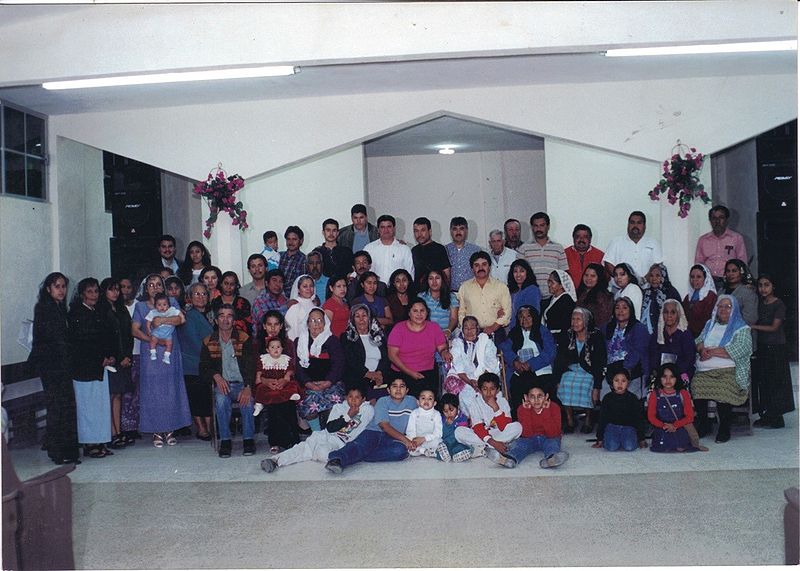 Archivo:Foto Congregacional al frente de la Iglesia Hno. Ruperto Garza Martinez (2001).jpg