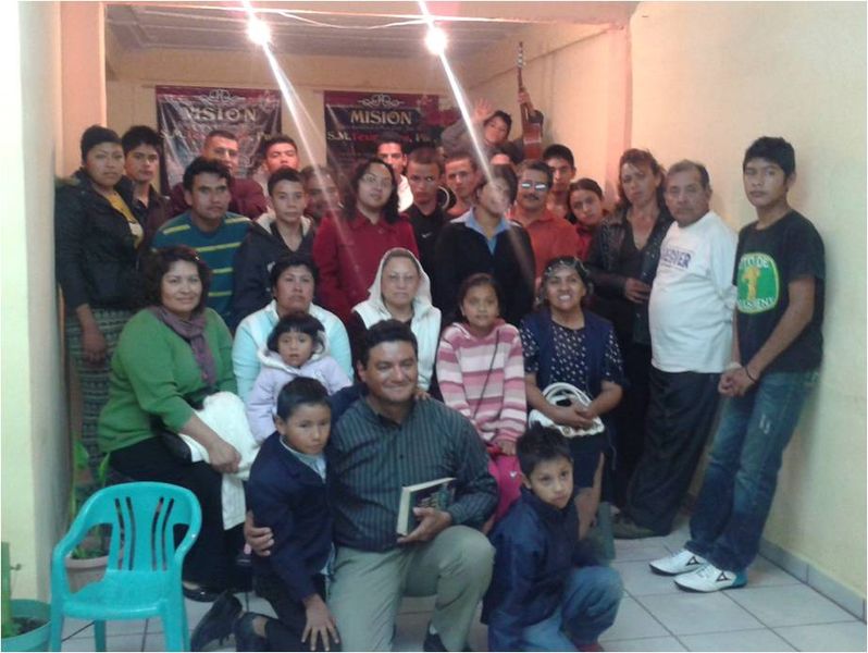 Archivo:Evang. Israel J. Morales de los Santos y la congregación de San Martín Texmelucan, Puebla-año 2013 .jpeg