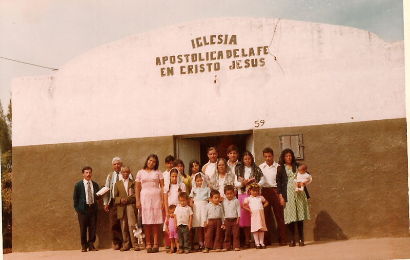 Archivo:FOTO DE LA FACHADA Y LA CONGREGACIÓN DE 1977.png