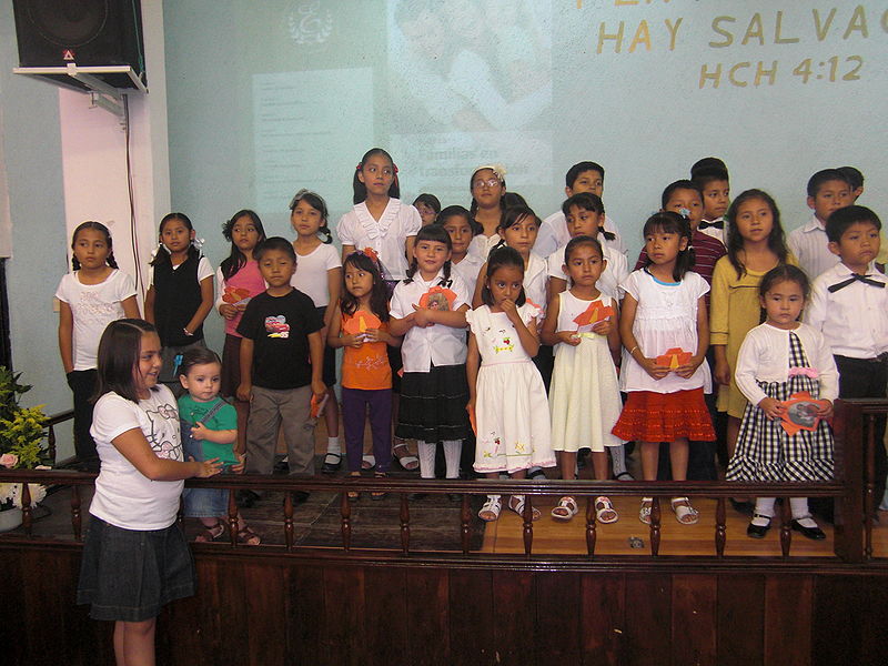 Archivo:Niños 1a Puebla-18 junio 2011.JPG
