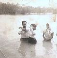 Hno Epigmenio celebrando un bautismo en el año 1960.jpg