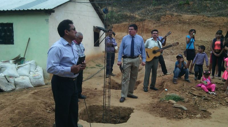 Archivo:COLOCACION DE LA PRIMERA PIEDRA DEL NUEVO TEMPLO.jpg