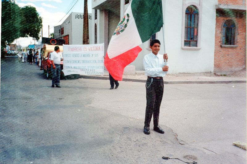 Archivo:1997 Iniciando Marcha de la Victoria.jpg