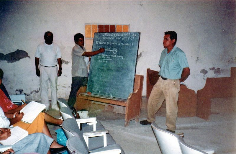 Archivo:1995 Escuela Bíblica de Vacaciones. Mtros Jóvenes y pastor.jpg