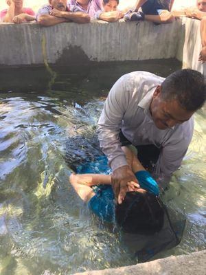 Pastor Sabino bautizando a hna. Alejandrina