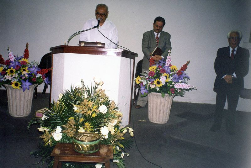 Archivo:1998 Campamento Señoras. Rev. Domingo Torres.jpg