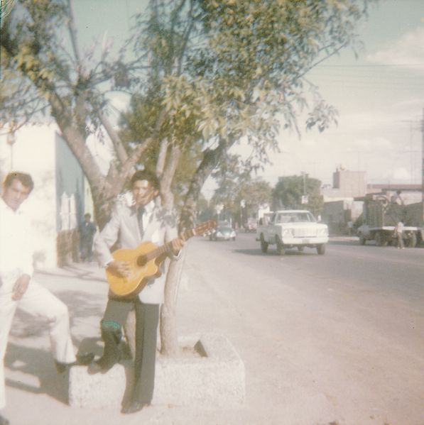 Archivo:Los músicos en la 1a de Puebla, principios de los 80s, hermanos Norman Darío Portillo Flores y con guitarra Gregorio Sarmiento.jpg