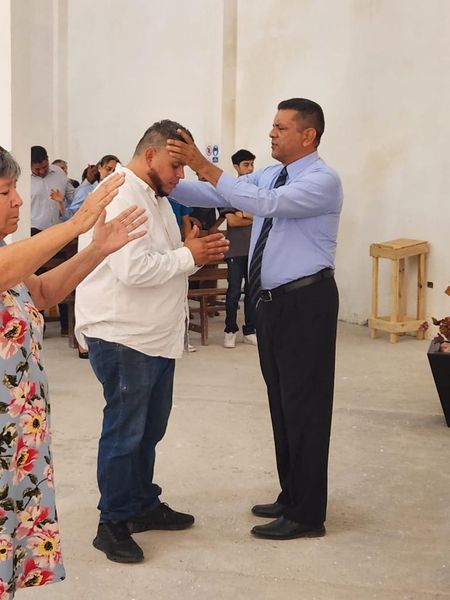 Archivo:2023 Pastor Daniel Gaxiola orando.jpg