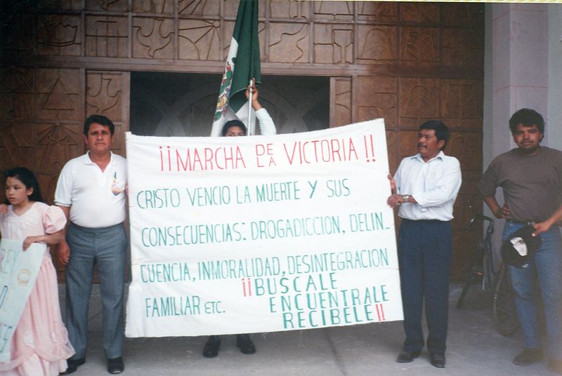 Archivo:1997 Culminación frente al Templo.jpg