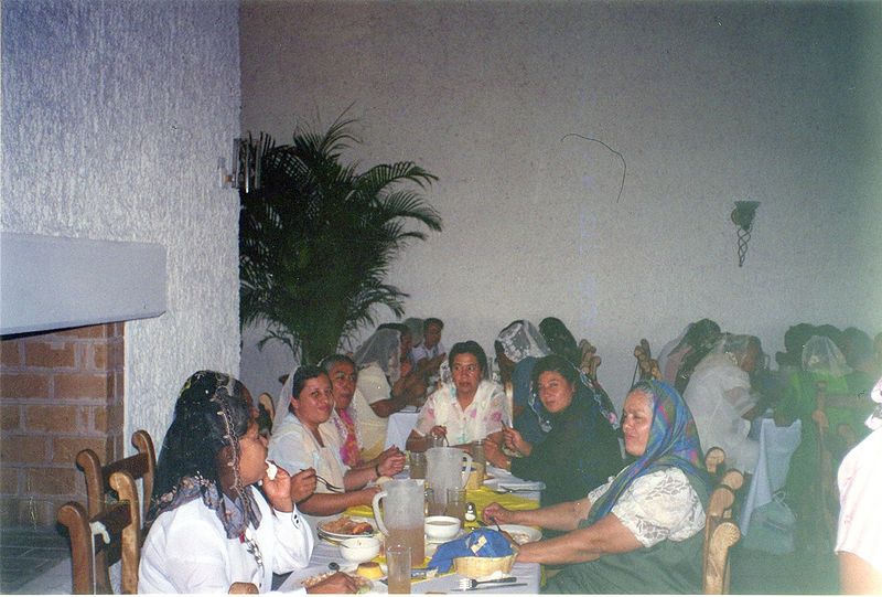 Archivo:1999 Campamento Señoras. Conviviendo durante la comida.jpg