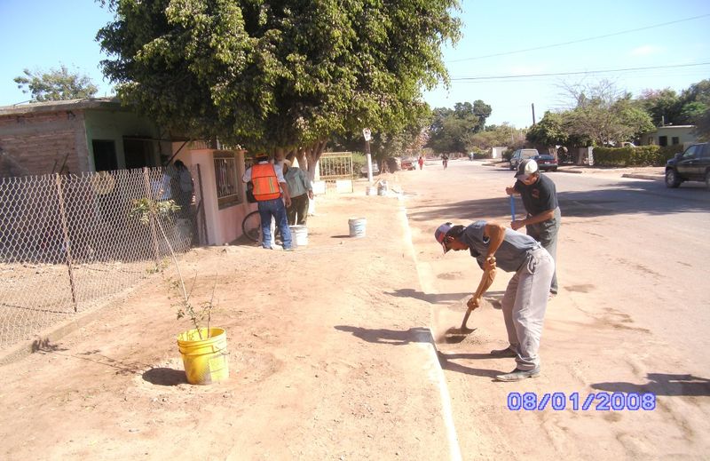 Archivo:32 Fueron los varones seguidos de los jóvenes de la iglesia quienes emprendieron la tarea de limpiar las calles en apoyo al municipio.jpg