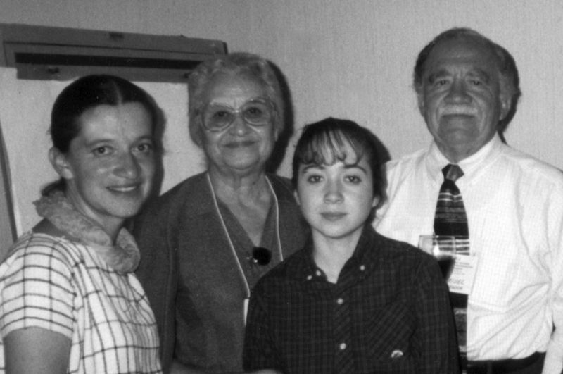 Archivo:Rev. Manuel J. Gaxiola Gaxiola, su esposa Gloria Figueroa Luna, su hija Miriam, su nieta y el Rev. Gilberto Jiménez Ríos.jpg