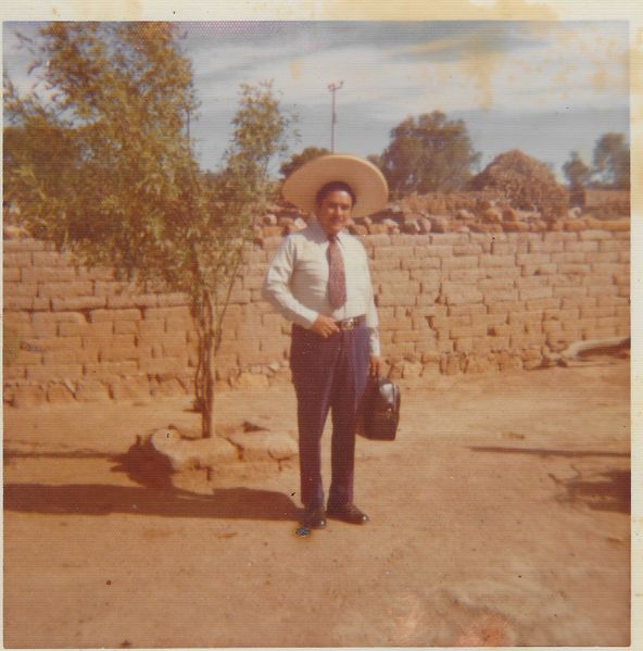 Archivo:Ex obispo Jesús Aguilera en Monte Escobedo con mi Sombrero.jpg