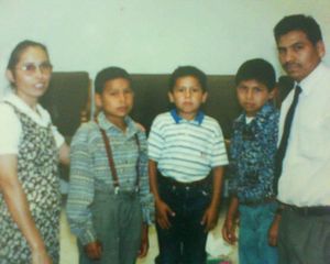 Familia Niebla Portillo, de izquierda a derecha: Hna. Teresa, Abner, Rubén, Azael, Hno. Esteban.