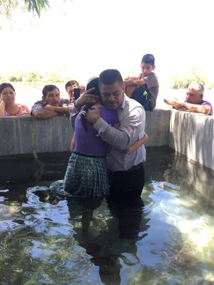 Hna. Estefania recien bautizada y Pastor Sabino
