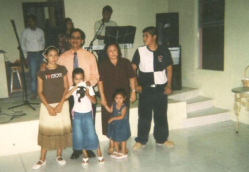 Archivo:Pastor Joel Zacarias y Familia.jpg