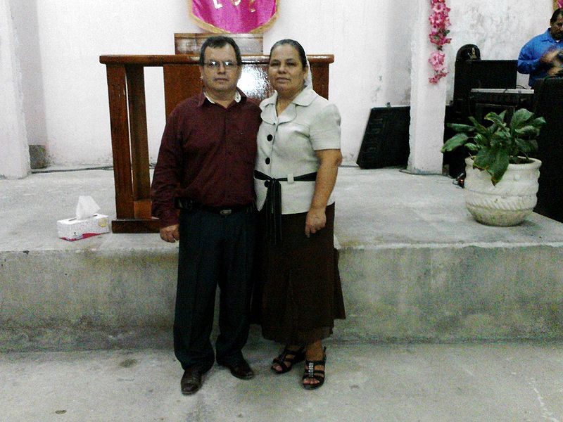 Archivo:Pastor Jorge Glz. y Esposa.jpg