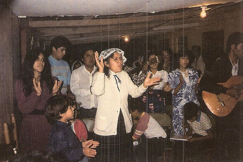 Archivo:Culto en el comedor cuando se termino el techo del templo.jpg