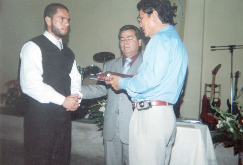 Archivo:En Col. E. Zapata, Cholula, Puebla, entrega Hno. Natividad Ocampo B. y recibe Hno. Abraham Rentería L. .jpg