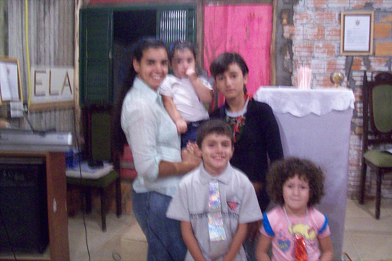 Archivo:Hna Natalia con los niños de la iglesia. Lucia, Maraiane, Natalia, Bruno. escuela dominical.jpg