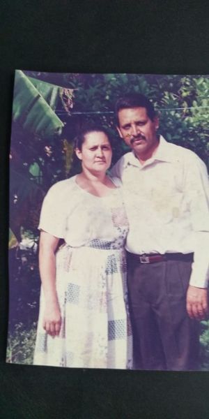 Archivo:Pastor Luis Bernal y su familia .jpg