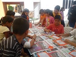 Niños trabajando en la Escuela de Verano