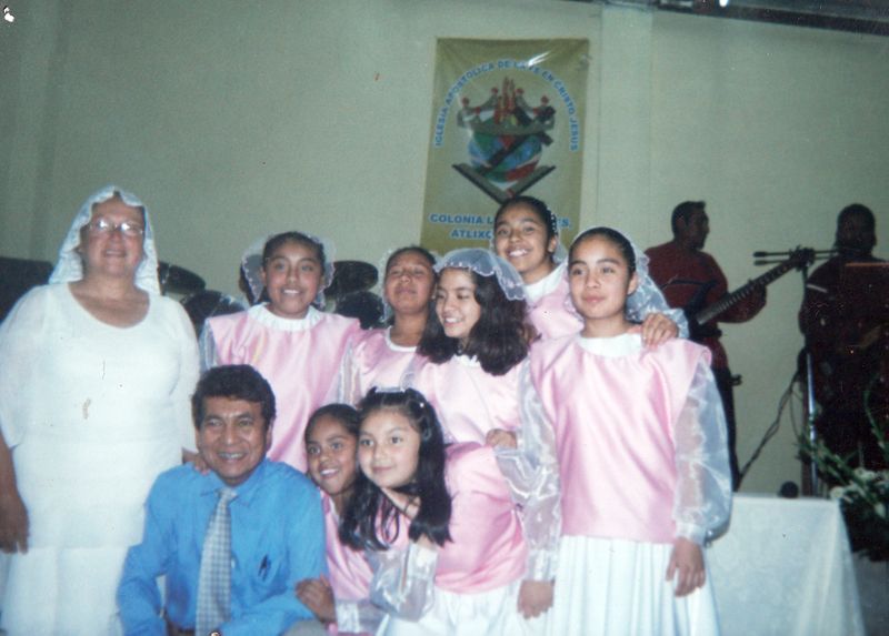 Archivo:Pastor Natividad Ocampo B. y su esposa Ma. del Carmen Aguayo de Ocampo con las niñas del ministerio de panderos que ella formó en Atlixco, Puebla.jpg