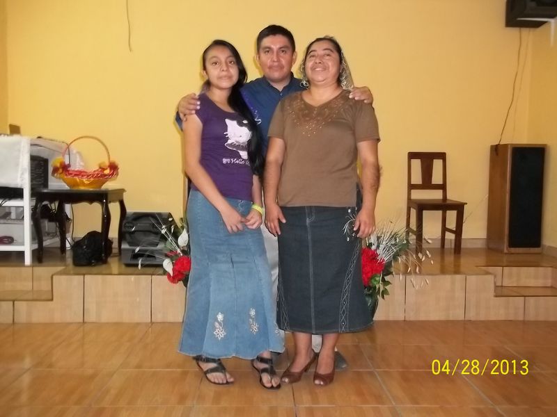 Archivo:Familia Pastoral de la 1a. IAFCJ del Puerto de Veracruz, Ver-Pastor Hugo Rosales, su esposa Irma L. Hdez. Glez., y Noemí hija de ambos.jpg