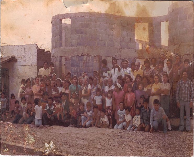 Archivo:Foto Congregacional al frente de la Iglesia Hno. Eliseo Guzman Tenorio (1984)..jpg