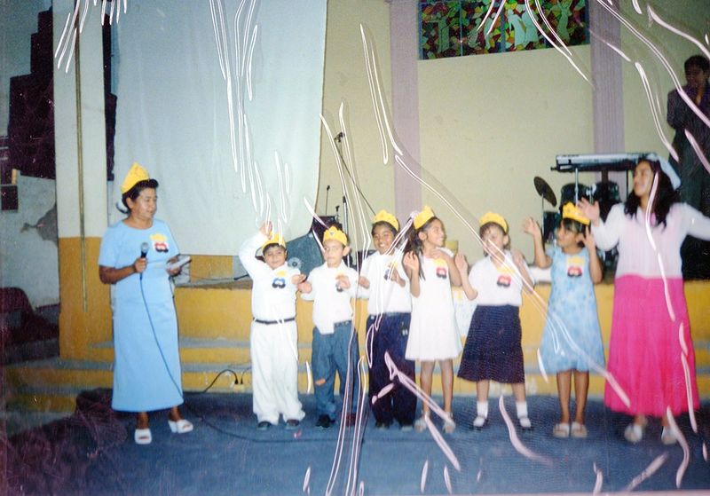 Archivo:2006 Principiantes cantando un coro.jpg