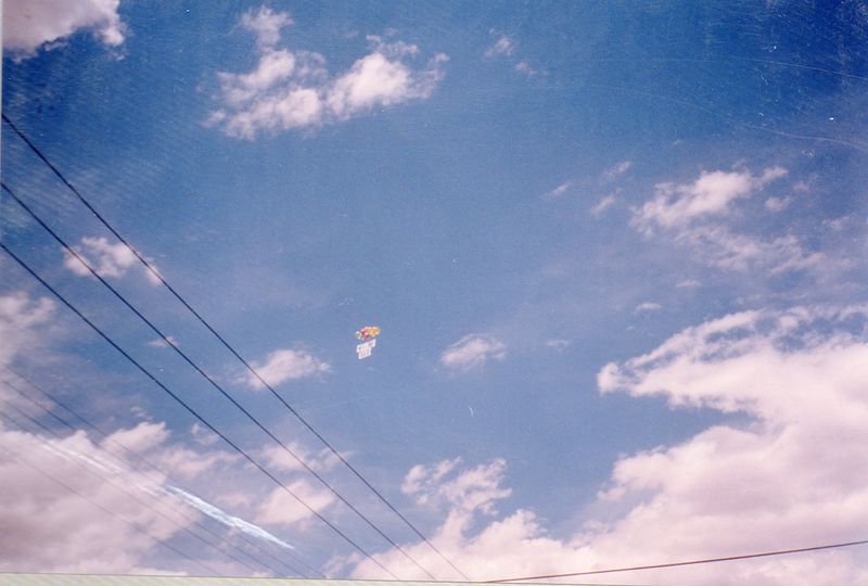 Archivo:1997 Más allá de las nubes.jpg