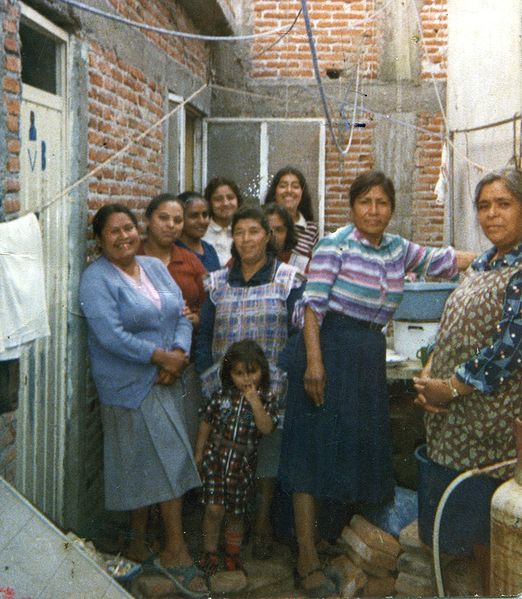 Archivo:Equipo cocina, día del techado primera planta templo, Puebla, Puebla.jpg